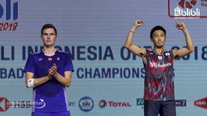 Tunggal Putra Jepang, Kento Momota (kanan) saat berada di podium juara bersama Viktor Axelsen (Denmark).