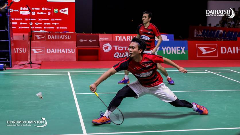 Hendra Setiawan/Mohammad Ahsan (Indonesia) bersiap mengembalikan shuttlecock. Hendra Setiawan/Mohammad Ahsan (Indonesia) bersiap mengembalikan shuttlecock.