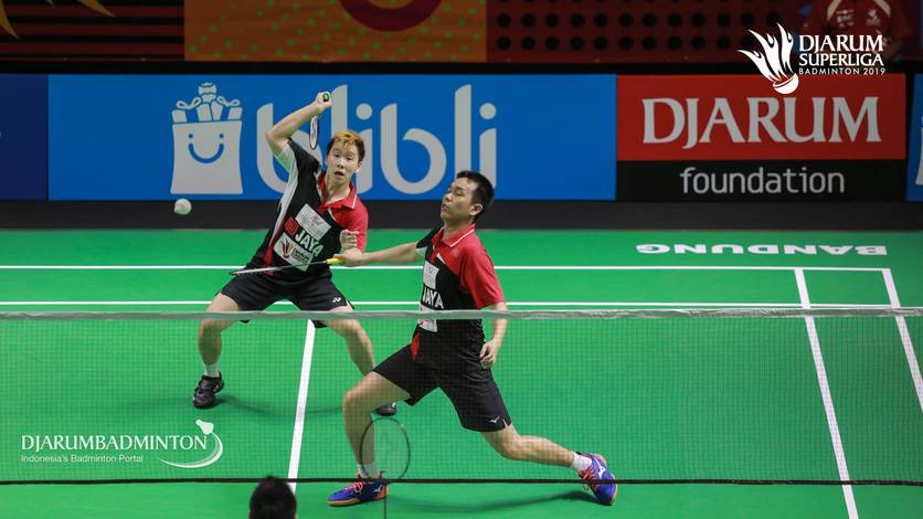 Hendra Setiawan/Marcus Fernaldi Gideon (Jaya Raya) mengembalikan shuttlecock.