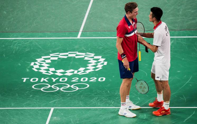 Tunggal putra Denmark, Viktor Axelsen (kiri) dan Chen Long (Tiongkok) saling memperlihatkan sikap sportivitas usai bertanding. (Foto: BADMINTONPHOTO - Shi Tang) Tunggal putra Denmark, Viktor Axelsen (kiri) dan Chen Long (Tiongkok) saling memperlihatkan sikap sportivitas usai bertanding. (Foto: BADMINTONPHOTO - Shi Tang)