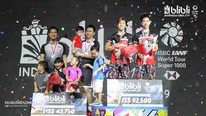 Kevin Sanjaya Sukamuljo/Marcus Fernaldi Gideon (kanan) dan Hendra Setiawan/Mohammad Ahsan saat di podium jura Blibli Indonesia Open 2019 BWF World Tour Super 1000.