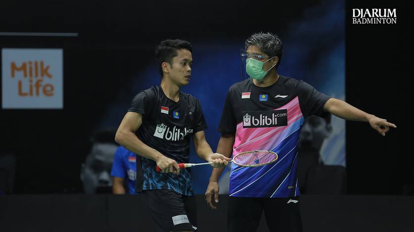 Pebulutangkis tunggal putra Indonesia, Anthony Sinisuka Ginting (kiri) saat mendapatkan arahan dari pelatih.