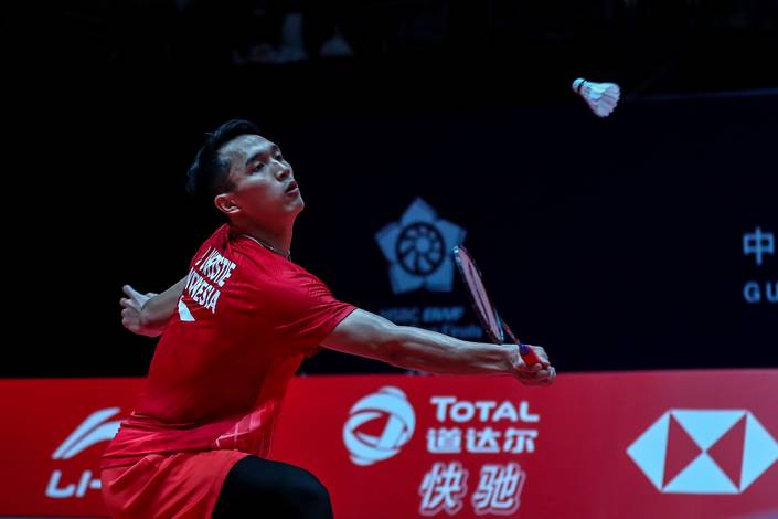 Tunggal putra Indonesia, Jonatan Christie mengembalikan shuttlecock.