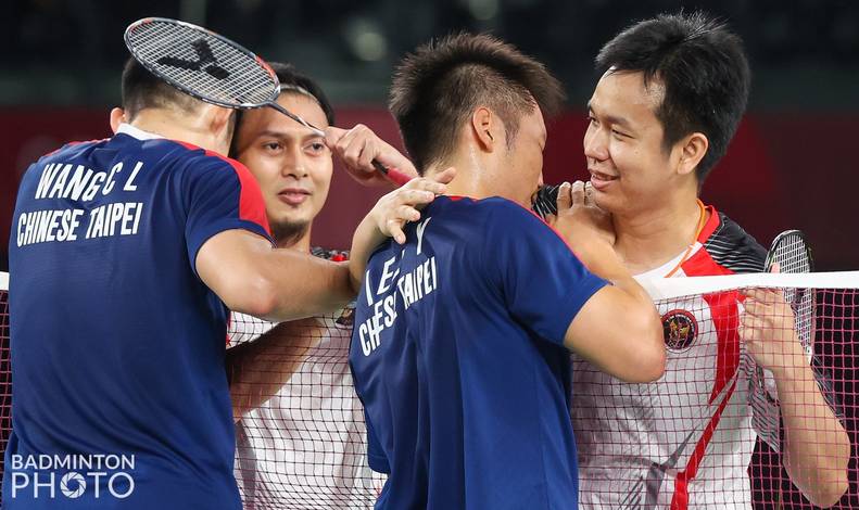 Ganda putra Indonesia, Hendra Setiawan/Mohammad Ahsan (kanan) menunjukkan sportivitasnya kepada Lee Yang/Wang Chi Lin (Taiwan). (Foto: BADMINTONPHOTO - Yves Lacroix) Ganda putra Indonesia, Hendra Setiawan/Mohammad Ahsan (kanan) menunjukkan sportivitasnya kepada Lee Yang/Wang Chi Lin (Taiwan). (Foto: BADMINTONPHOTO - Yves Lacroix)