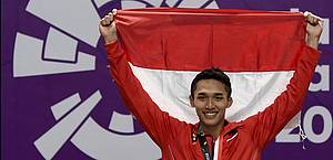 Jonatan Christie membentangkan bendera Merah Putih.