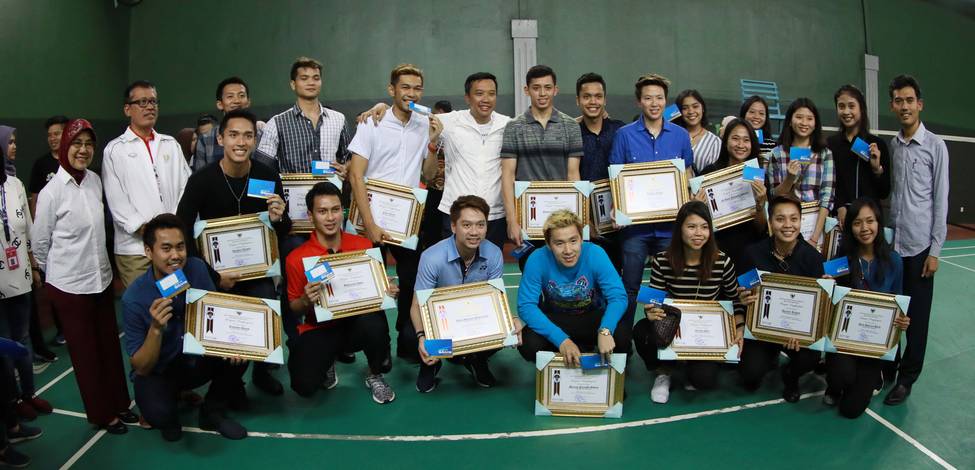 Tim bulutangkis Indonesia menerima penghargaan. Tim bulutangkis Indonesia menerima penghargaan.