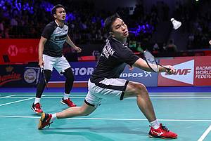 Hendra Setiawan/Mohammad Ahsan (Indonesia) mengembalikan shuttlecock.