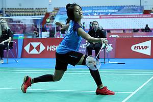 Putri Kusuma Wardani (Indonesia) menyambut pengembalian.