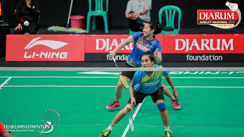 Nadiya Melati/Tiara Rosalia Nuraidah (PB Pertamina Fastron) mengembalikan shuttlecock. Nadiya Melati/Tiara Rosalia Nuraidah (PB Pertamina Fastron) mengembalikan shuttlecock.