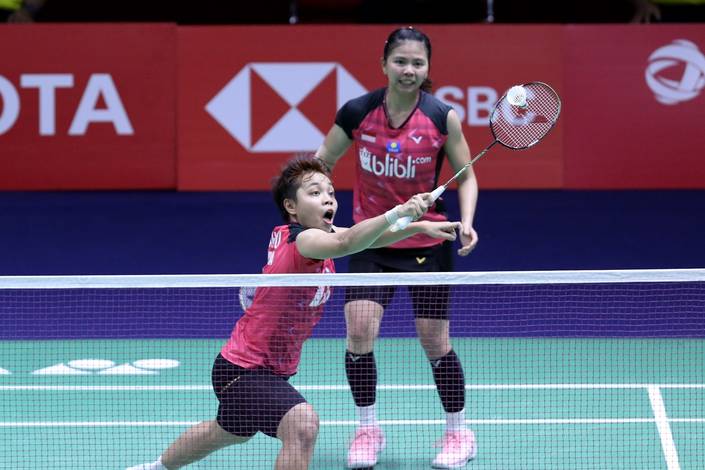 Greysia Polii/Apriyani Rahayu (Indonesia) bersiap menyambar pengembalian tanggung. Greysia Polii/Apriyani Rahayu (Indonesia) bersiap menyambar pengembalian tanggung.