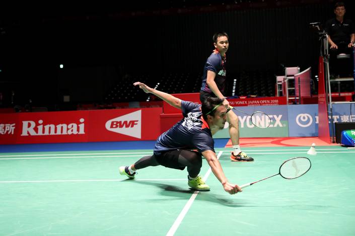Hendra Setiawan/Mohammad Ahsan mengembalikan shuttlecock. Hendra Setiawan/Mohammad Ahsan mengembalikan shuttlecock.