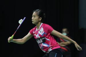 Putri Kusuma Wardani menghadang serangan.