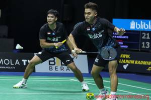 Daniel Marthin/Leo Rolly Carnando (Tim Garuda) bersiap menghadang serangan.