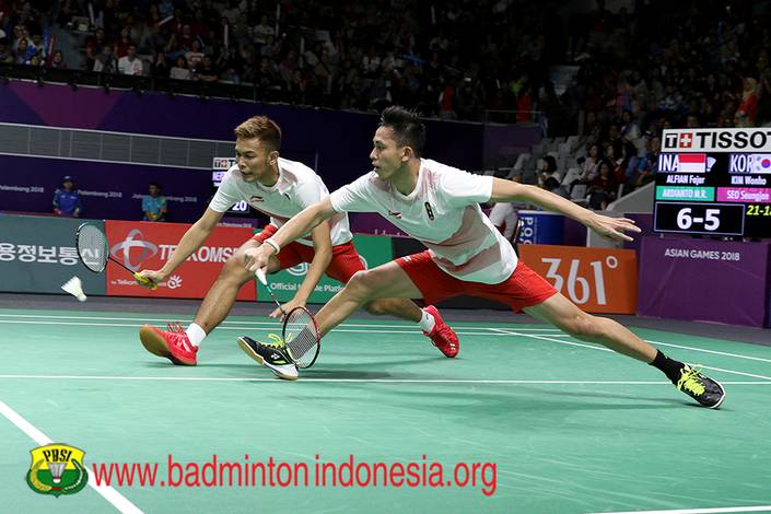 Fajar Alfian/Muhammad Rian Ardianto berusaha menggapai pengembalian. Fajar Alfian/Muhammad Rian Ardianto berusaha menggapai pengembalian.
