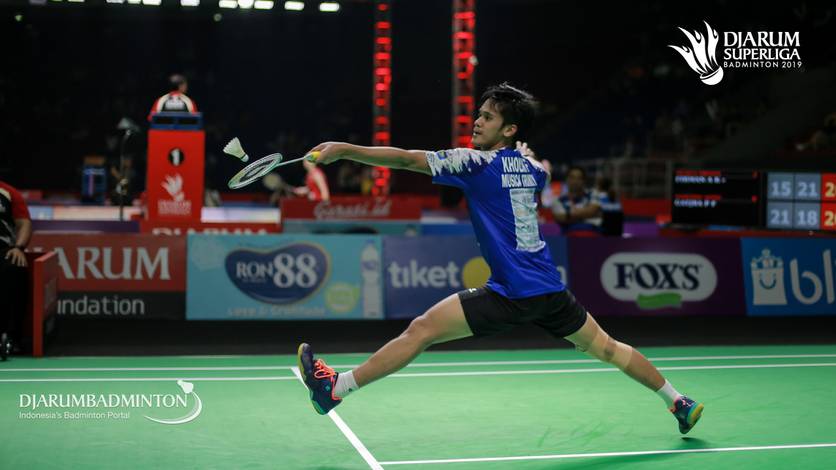 Firman Abdul Kholik (Indonesia) mengembalikan shuttlecock. Firman Abdul Kholik (Indonesia) mengembalikan shuttlecock.