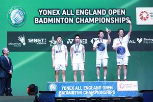 Hiroyuki Endo/Yuta Watanabe (kanan) menjadi ganda putra Jepang pertama yang menjuarai All England.