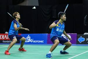 Nita Violina Marwah/Putri Syaikah bersiap menghadang pengembalian.